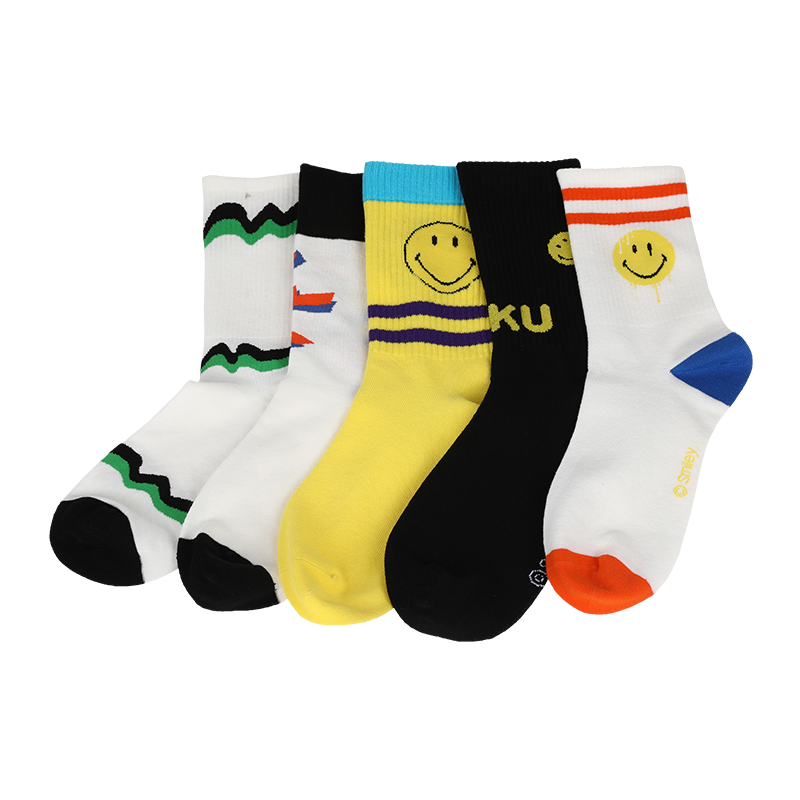 Men fashion smiley emoji faces pattern quarter casual socks ,which are made with high quality cotton,so socks are soft,comfortable,durable,breathable and warm.